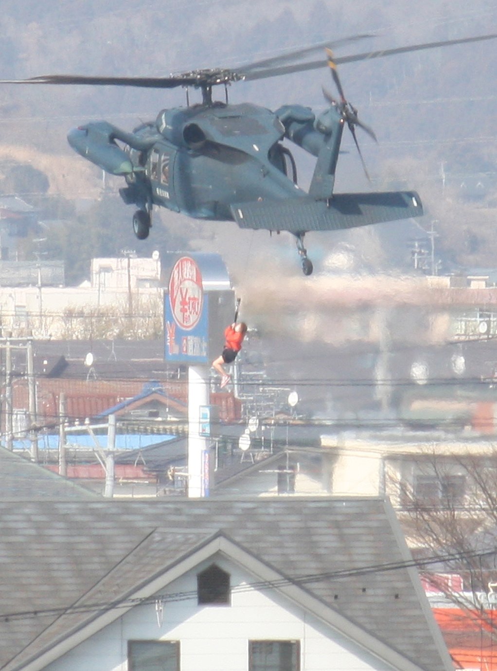 3月13日 下午2时左右 宫城县石卷市中里自卫队直升机营救受灾被困者