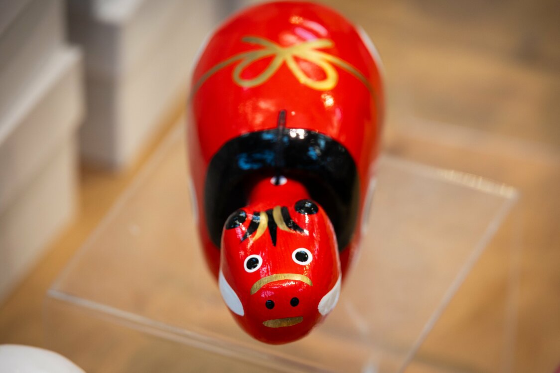 The head bobs back and forth and from side to side using a pendulum. (© Nippon.com)