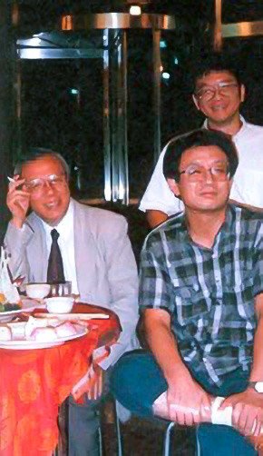 1995年9月民族学研究所設立40周年のパーティで。前列右が著者、著者の後ろの白シャツ姿が王甫昌、左のネクタイ姿が社会学者瞿海源教授。瞿教授は1990年3月の「野の百合運動」の時に李登輝と会見したハンストの学生に付き添って総統府に入ったことのある人(写真出所:中央研究院社会學研究所『我與社会所:中央研究院社会學研究所成立二十周年紀念專刊』、2015年)(筆者提供)