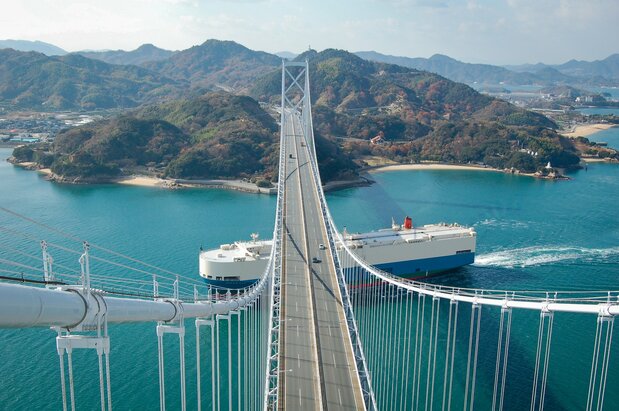 El gran puente de Innoshima se ha convertido en uno de los lugares favoritos para los ciclistas en años recientes. (Imagen de la Unión Turística de la Prefectura de Okayama)