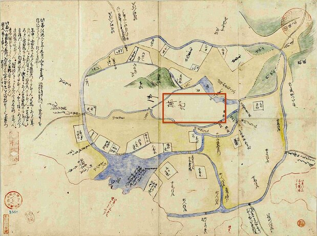 « Edo illustré, l’époque Keichô (1596-1615)» (Keichô Edo Zu), réalisé en 1602 montre Edo sous un jour moins ancien que le « Edo illustré, l’époque Eiroku ». On remarque que le château s’est déjà agrandi (encadré rouge), mais que Hibiya est encore une crique. Le remblayage ne commencera que plus tard. (Collections spéciales de la bibliothèque centrale de Tokyo)