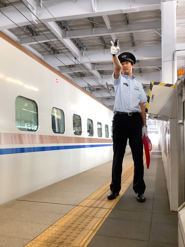 Un empleado de una estación de la compañía JR East Japan haciendo las comprobaciones pertinentes en un andén del shinkansen (tren bala). (Cortesía de JR East Japan)