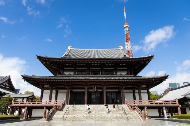 Zōjōji’s proximity to Tokyo Tower creates a unique backdrop for photos and film. Japanese fashion brand Atsushi Nakashima debuted its 2021 spring and summer collection on the steps of the Daiden.
