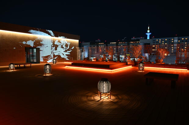 Una azotea donde disfrutar de las vistas nocturnas con una copa en la mano y dejarse llevar por el eco de la actuación. (© Drum Tao Theater Kyoto.)