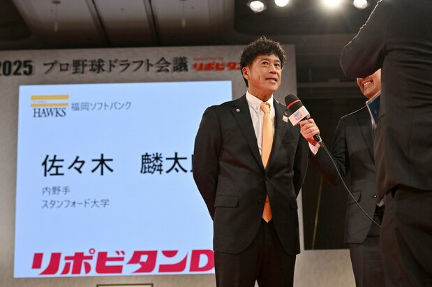 米スタンフォード大・佐々木麟太郎内野手の交渉権を獲得し、インタビューに答えるソフトバンクの城島健司チーフ・ベースボール・オフィサー(CBO)=2025年10月23日、東京都内のホテル(代表撮影、時事)