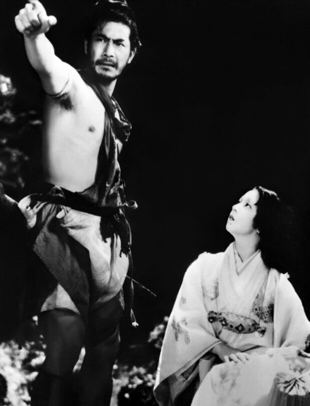 《罗生门》的一幕。饰演强盗的三船敏郎和饰演武士妻子的京町子(图片:共同社)
