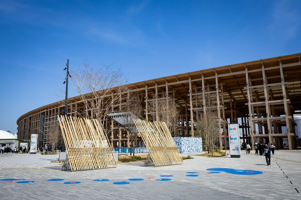 The Grand Ring is the largest wooden structure in the world. (© Nippon.com) 