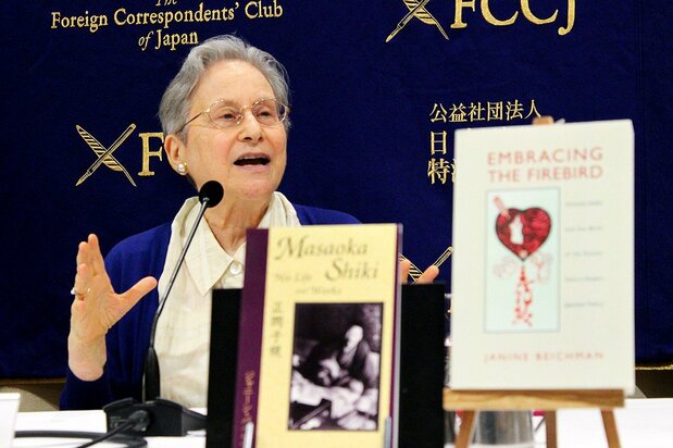 恩師ドナルド・キーンとの思い出を語るジャニーン・バイチマン(2020年1月22日、東京の日本外国特派員協会にて)