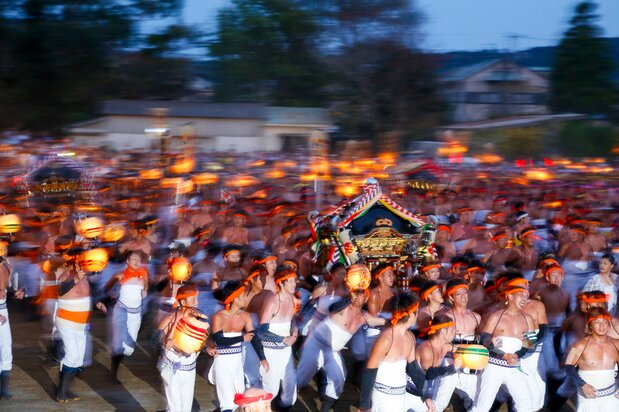 Huge crowds race the mikoshi along. (© Haga Library)