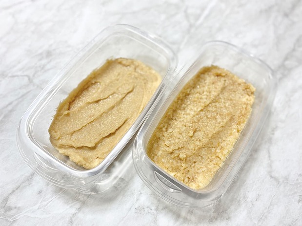 用电饭煲制作的白味噌(右)。如果不喜欢这种颗粒感,可以用破壁机处理,就能和商场里卖的味噌(左)一样细腻