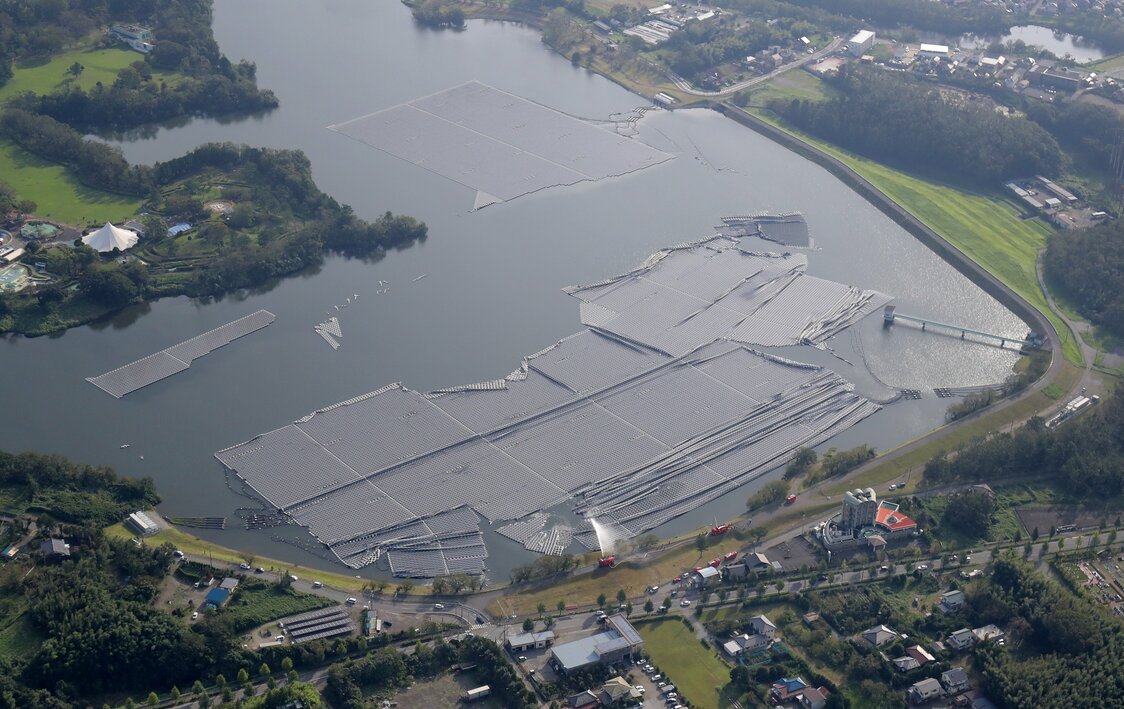 Paneles solares dañados por el tifón en Ichihara, en la prefectura de Chiba, el 9 de septiembre de 2019. (© Jiji)