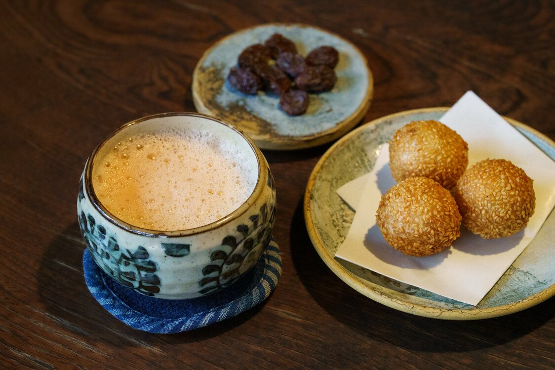 散發薑香的印度奶茶、自製芝麻糰子與農家直送的葡萄乾