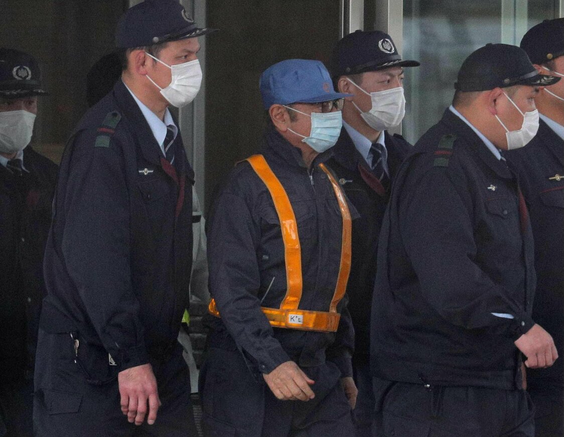 東京拘置所から保釈された日産自動車の前会長カルロス・ゴーン被告（中央）＝2019年3月6日、東京都葛飾区（時事）