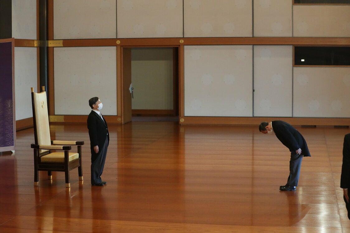 天皇誕生日の「祝賀の儀」で、菅義偉首相（右）のあいさつを受けられる天皇陛下＝2021年2月23日、皇居・宮殿「松の間」（時事）