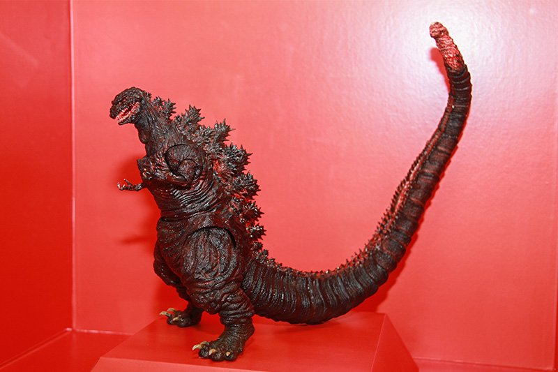 Figura de Godzilla (2016) de la serie S.H.MonsterArts de Bandai. Destaca la larga cola del nuevo Godzilla que podrá verse en la película Shin-Gojira, que se estrena el 29 de julio de 2016.