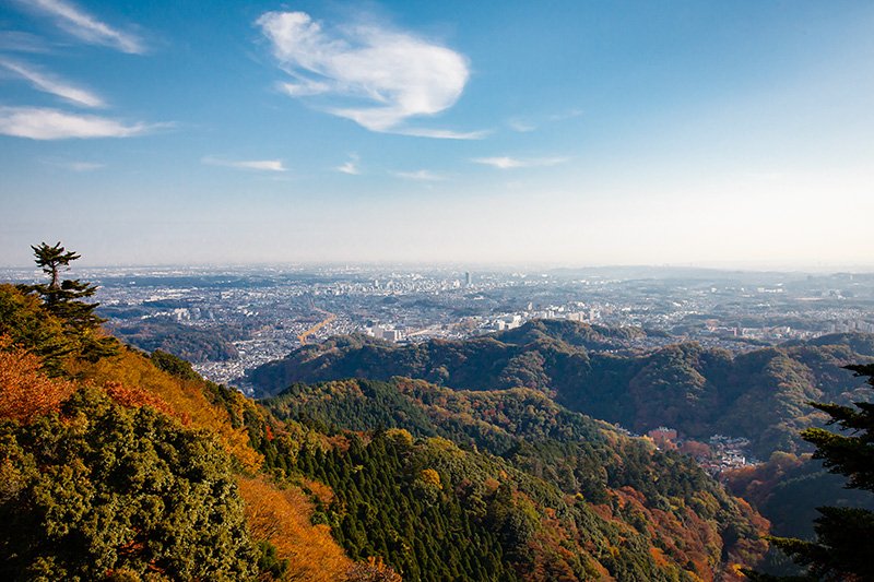 从高尾山站附近的“KASUMI台观景台”放眼望去，是东京市中心一侧的景致。按坂本先生的话说，在天气晴朗的日子，从神奈川县的江之岛、横滨的地标塔大厦，到千叶县南部的太平洋沿岸、茨城县的筑波山以及枥木县日光的连绵群山等，都能一览无余，可谓关东平原，尽收眼底。