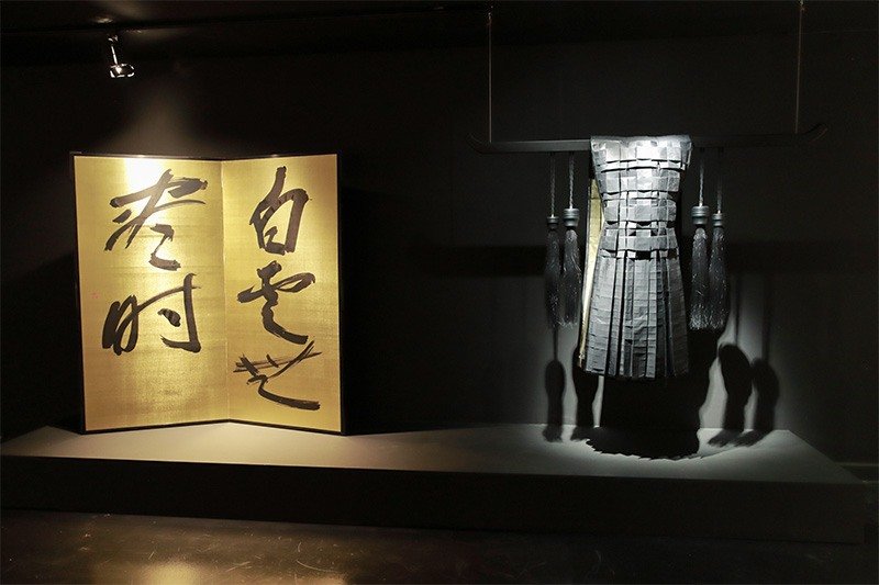 町春草（1922-1995）の書（1981年）にフランス人現代作家の甲冑を並べて展示