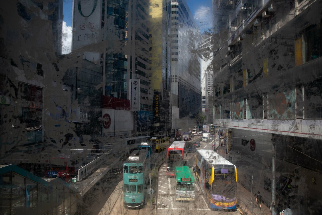 香港の銅鑼灣（コーズウェイベイ）にかかる陸橋には、抗議の際に描かれたアートの痕跡が残る（2021年5月22日撮影）