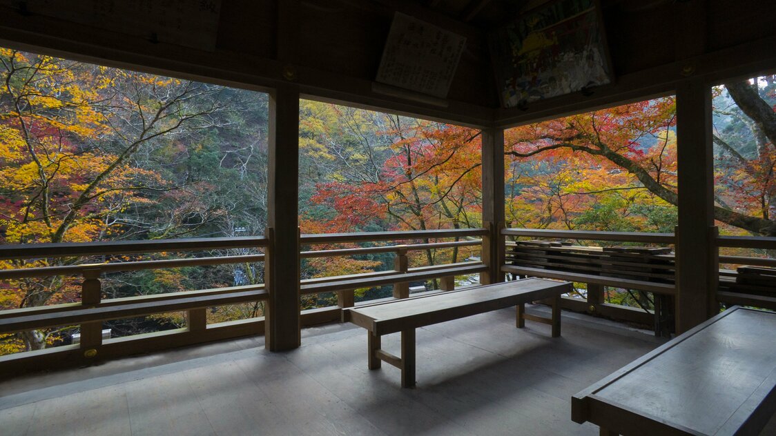 Ryūsenkaku affords a view of the gorge decorated in autumn colors.