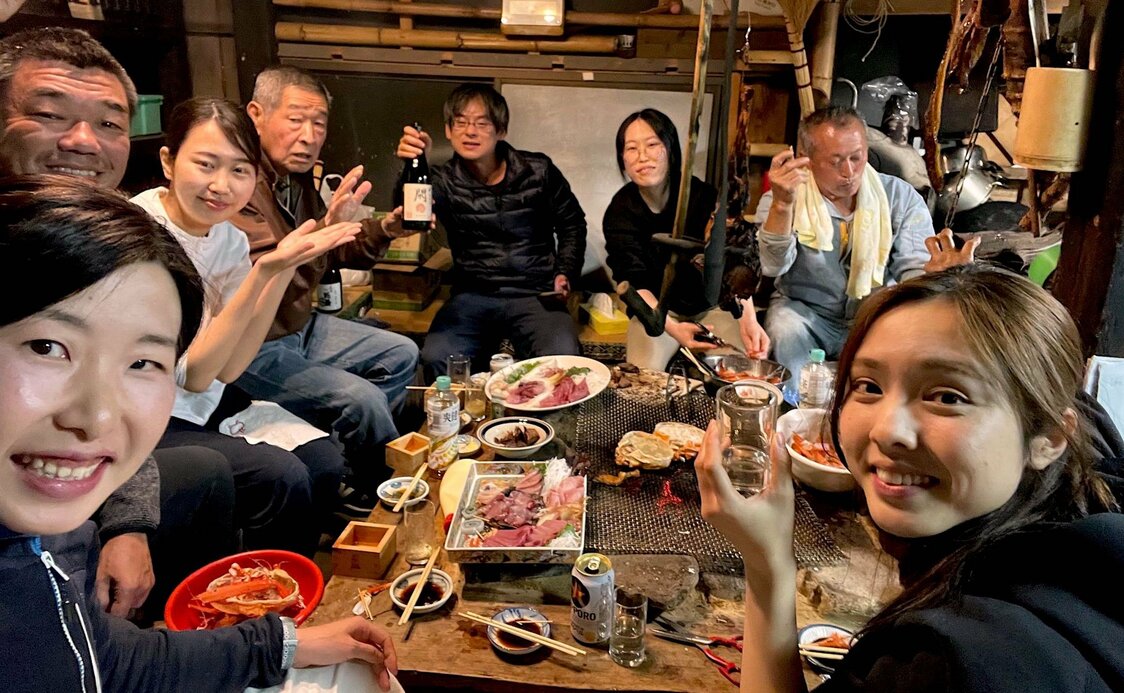 Des rencontres amicales autour de l’âtre sont l’occasion de rencontres entre les gens de l’île et les visiteurs. (© Kobayashi Kei)