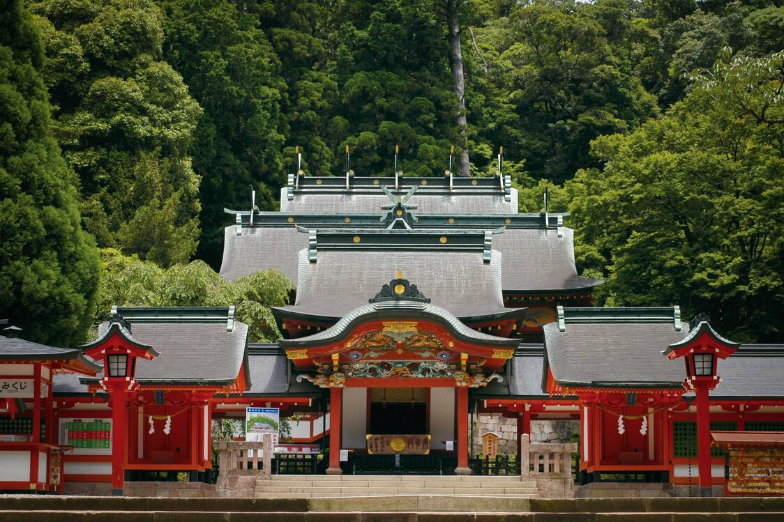 據傳建於6世紀的霧島神社，是深受遊客歡迎的靈地（K.P.V.B）
