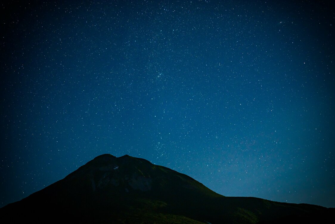 星空と羅臼岳のシルエット