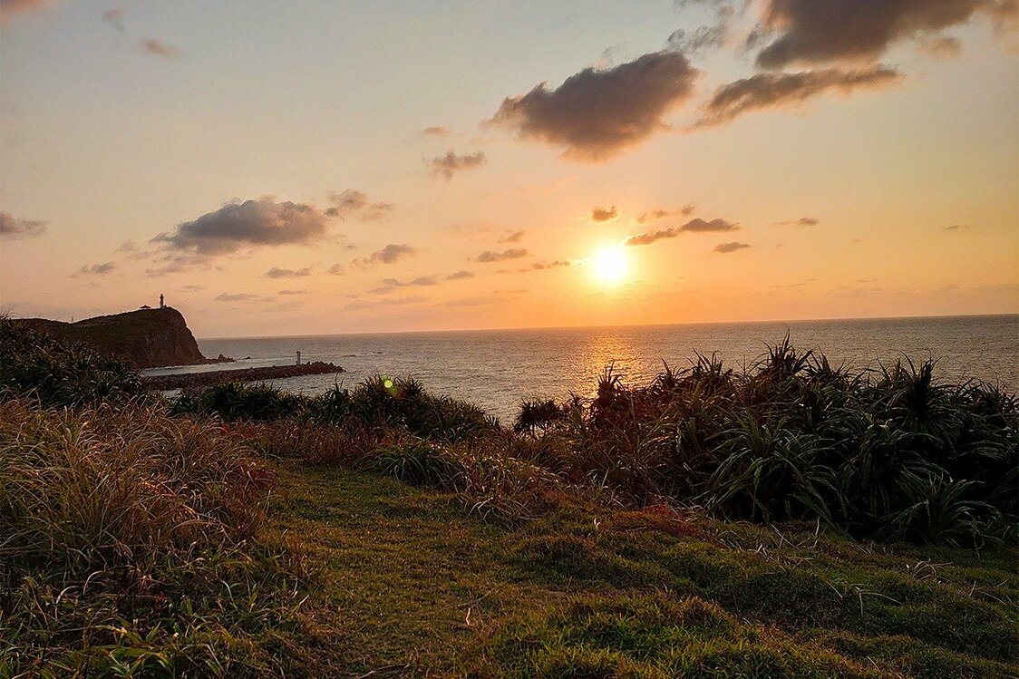 「日本最後の夕日が見える丘」で見た日没の光景（筆者撮影）