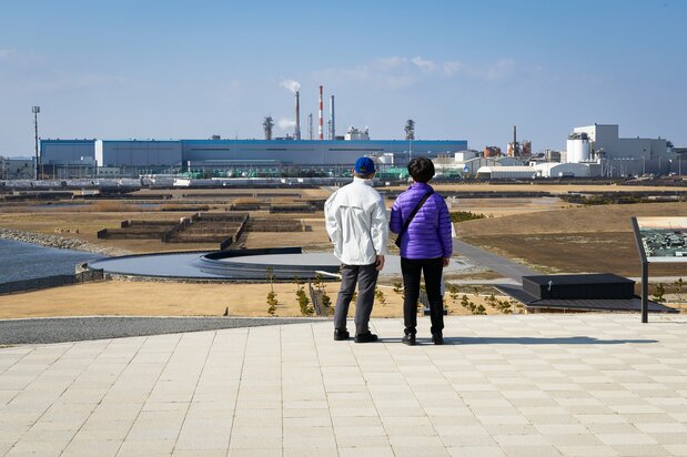 震災前の街並みと見比べると、津波の破壊力を実感する。中央に見える石造りの円形の空間が「祈りの場」で、その左に広がるのが善海田池
