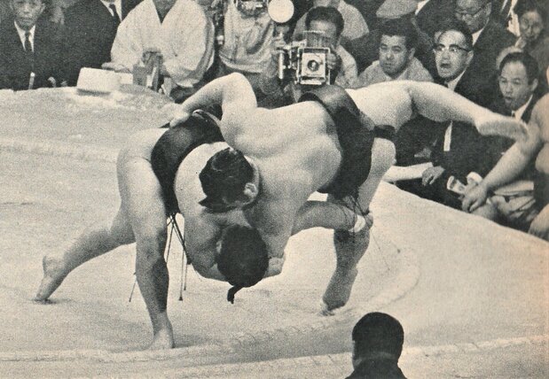 1968年九州場所10日目、海乃山を外無双で降した二子岳(左)。「無双名人」と言われ、内無双も得意とした。「大相撲ジャーナル」提供