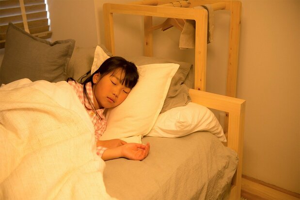 塾や習い事で、子どもの睡眠時間の確保は課題になっている（PIXTA）
