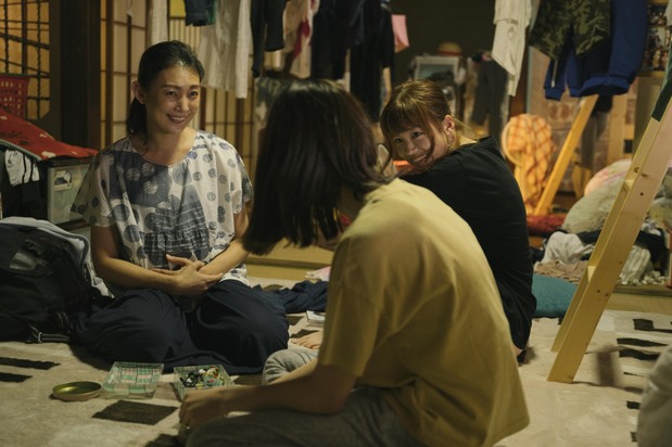 Las mujeres adultas que viven en el dormitorio, como Megumi (Tanaka Misato), la esposa de Yasutoshi, aumentan poco a poco el interés de Ayaka © Comité de Producción de Momi no. Ie.