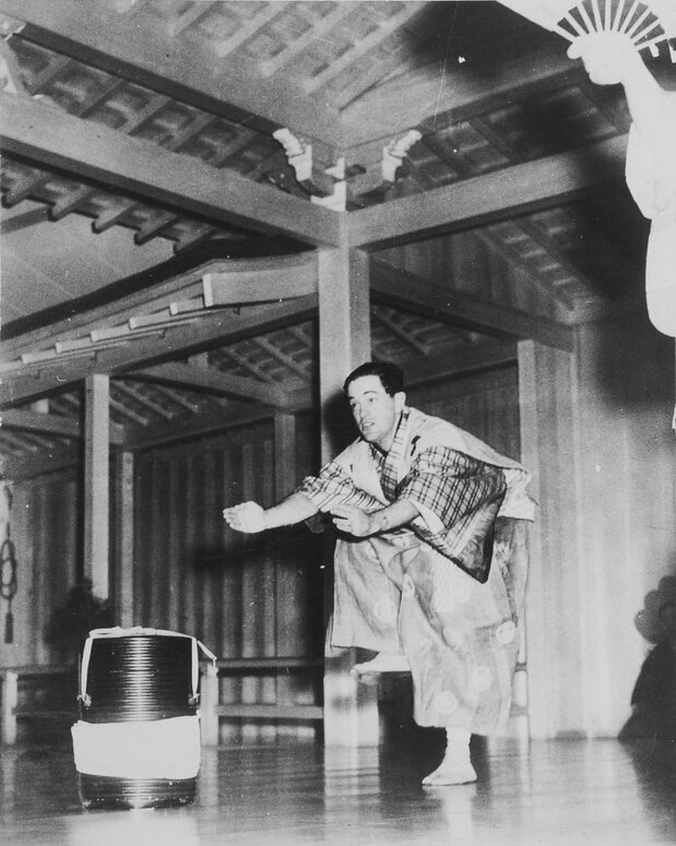 Donald Keene performs as the servant Tarōkaja in a kyōgen performance in Tokyo on September 13, 1956. (© Watabe Yūkichi; courtesy Donald Keene Center Kashiwazaki)