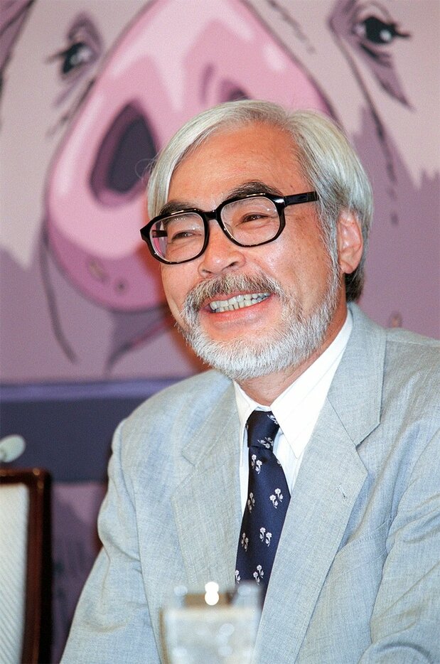 アニメ映画『千と千尋の神隠し』の完成記者会見をする宮崎駿監督＝2001年7月10日東京都千代田区・帝国ホテル（時事）