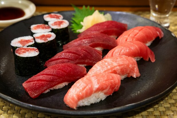 大間マグロを堪能できる「本鮪握り盛り合わせ」。青森の地酒と一緒に味わえば、至福のひと時