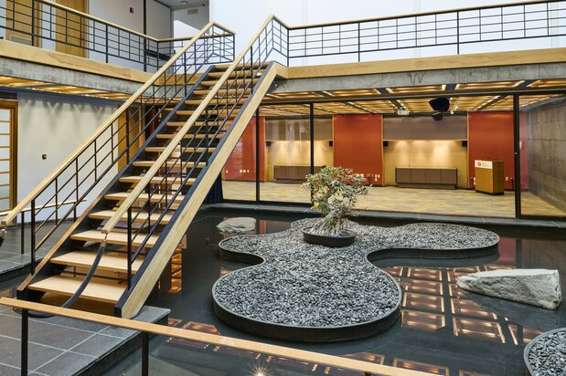 The Japanese garden at the rear of the first-floor lobby. (© Sugimoto Gō)