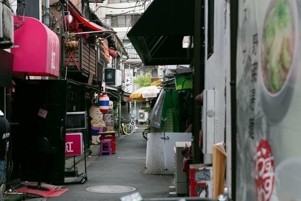 小巷里的“中央线味儿”吸引着众多食客前往的西荻窪站前美食街
