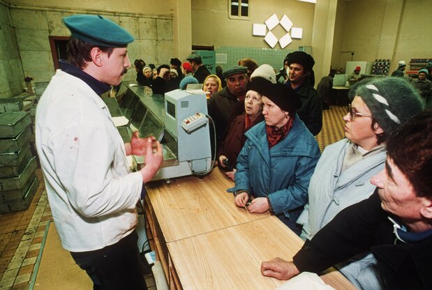 販売できる商品が何もない魚介類専門店で店員に詰め寄る市民たち(1990年11月22日、モスクワ) AFP=時事