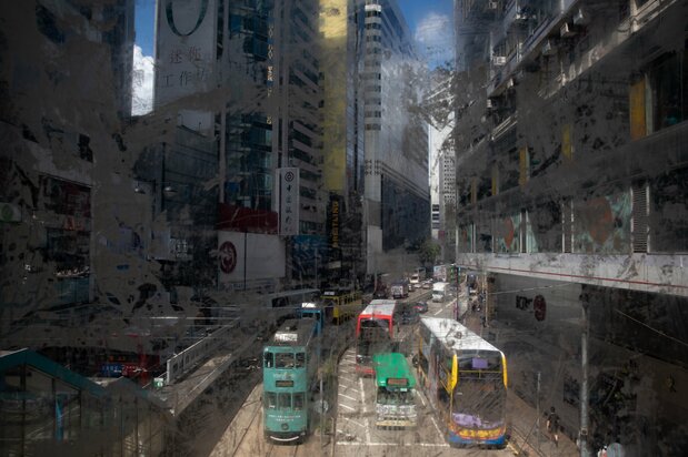 香港の銅鑼灣(コーズウェイベイ)にかかる陸橋には、抗議の際に描かれたアートの痕跡が残る(2021年5月22日撮影)