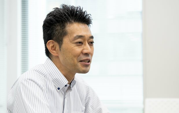 インタビューに応じる「都政新報」の後藤貴智編集長
