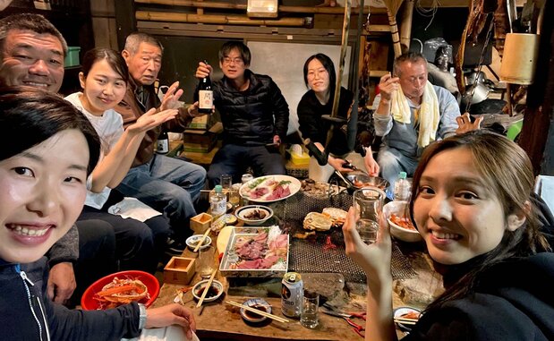 囲炉裏のある部屋で開かれた「飲みかた」が島の人と外来者をつなぐ場所となった 写真:小林恵