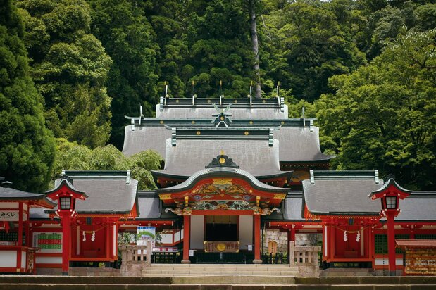 据传建于6世纪的雾岛神社，是深受游客欢迎的灵地（图片： K.P.V.B）