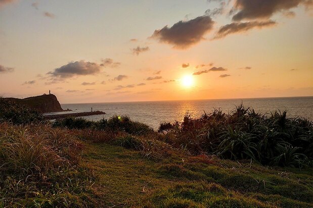 「日本最後の夕日が見える丘」で見た夕日（筆者撮影）