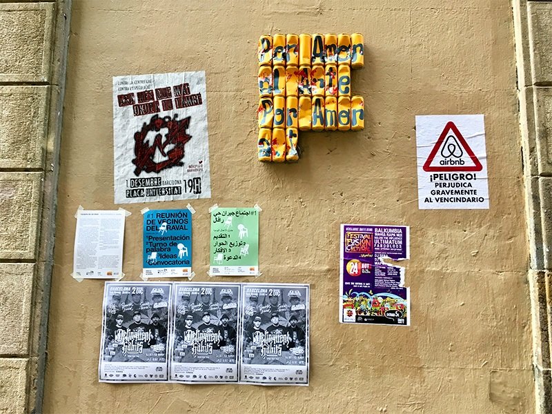 Carteles que los ciudadanos cuelgan por la ciudad. A la derecha: “Airbnb ¡Peligro! Perjudica gravemente al vecindario”