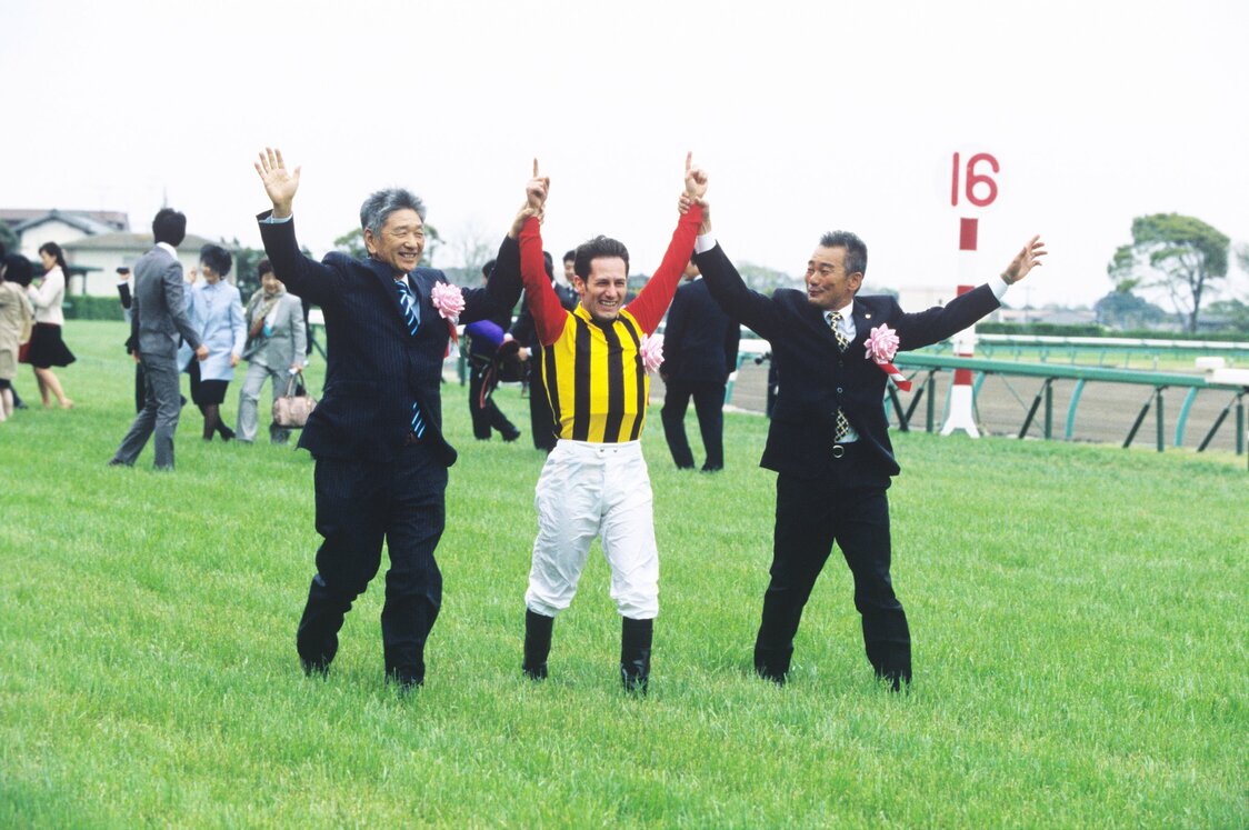 2013年の皐月賞を制したミルコ・デムーロ（中央）と社台ファームの吉田照哉代表（左）JRAフォト