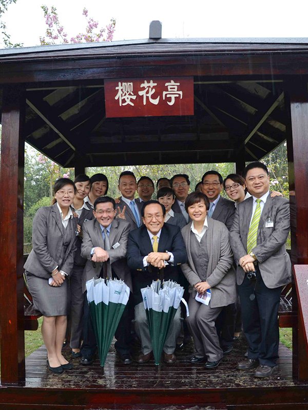 毎春、成都の中国人スタッフと桜を楽しみながら対話する機会を設けている。（写真提供：セブン＆アイHLDGS.）