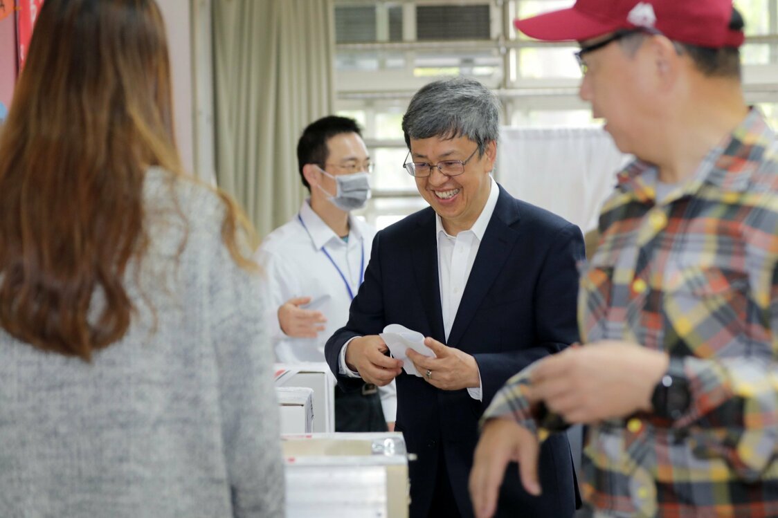 台湾に居留して1年経てば、香港人も投票できるようになる。台湾に移住した香港人たちは民主的な選挙の権利を手にしたら、大切にしたいと話す。写真は投票する陳建仁前副総統（台湾総統府提供）