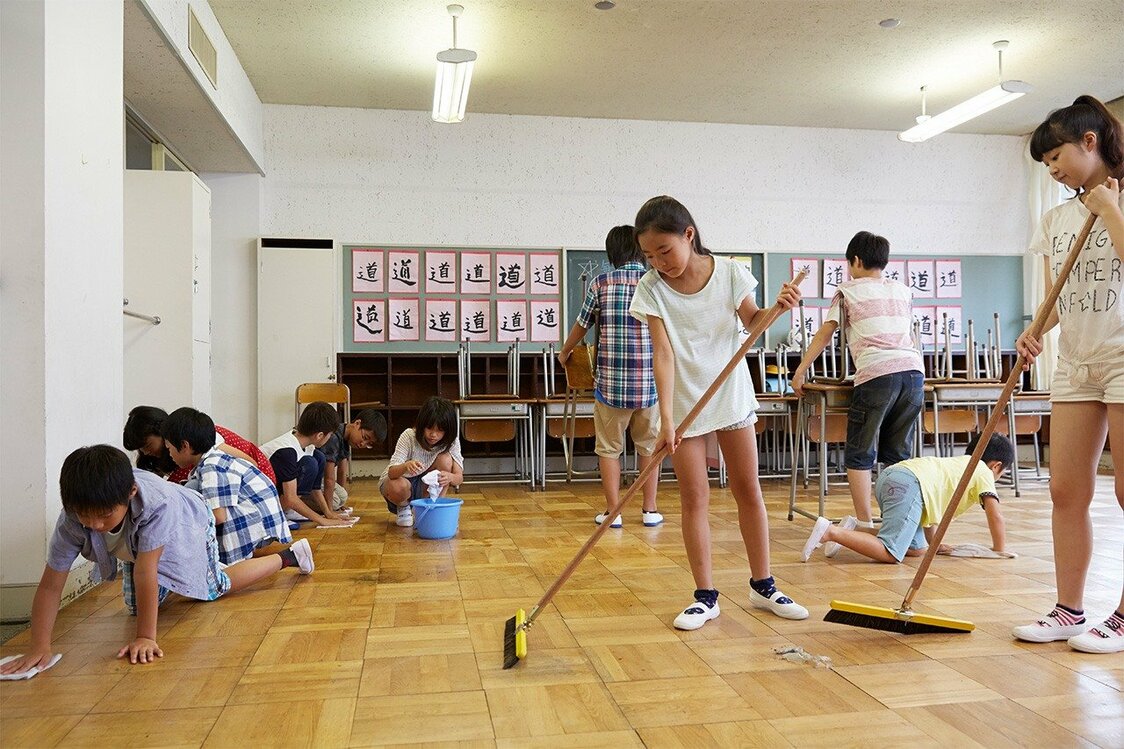 学生们分工打扫教室，通常每天需要花15分钟左右完成（图片：PIXTA）