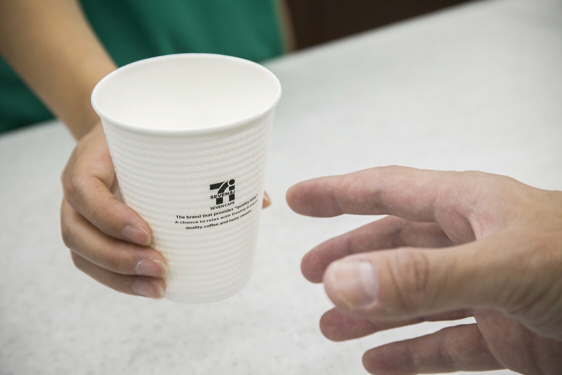 1. Purchase a branded cup at the register. Ice-filled cups for iced coffee are kept in store freezers.