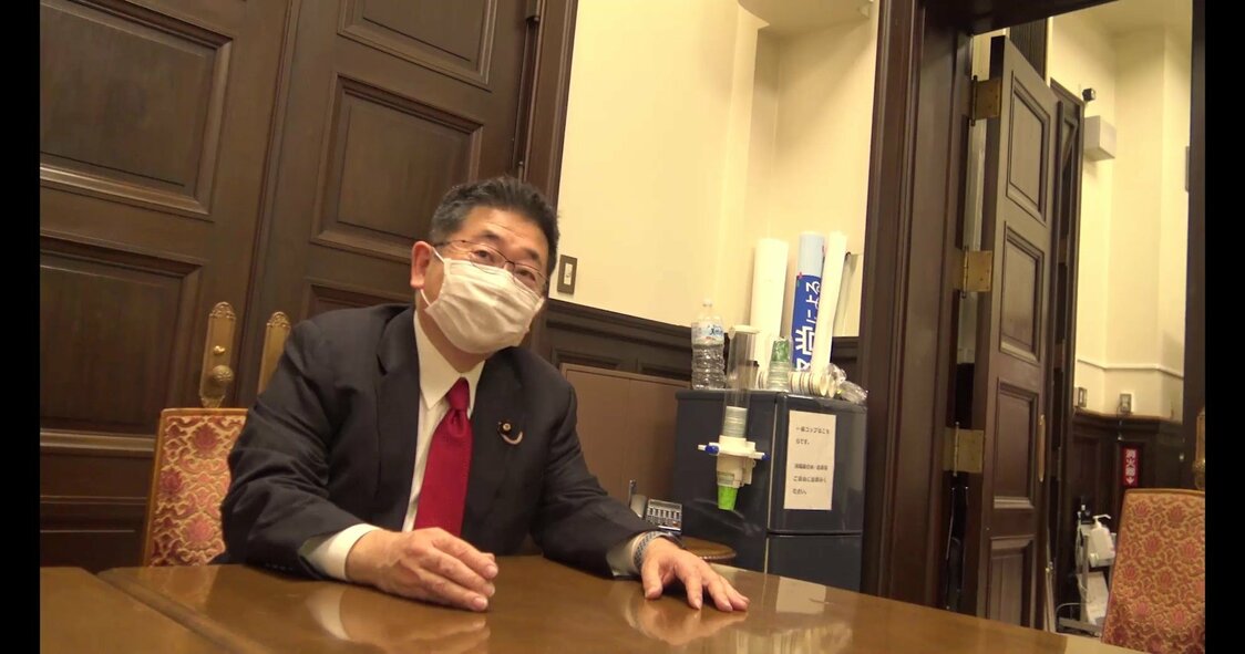 Koike Akira, miembro del Partido Comunista Japonés, quien atacó a Suga sobre los gastos de la secretaría del Gabinete en la Dieta, basándose en la investigación del periódico Akahata ©2021 Comité de Producción de Pankēki wo dokumi suru