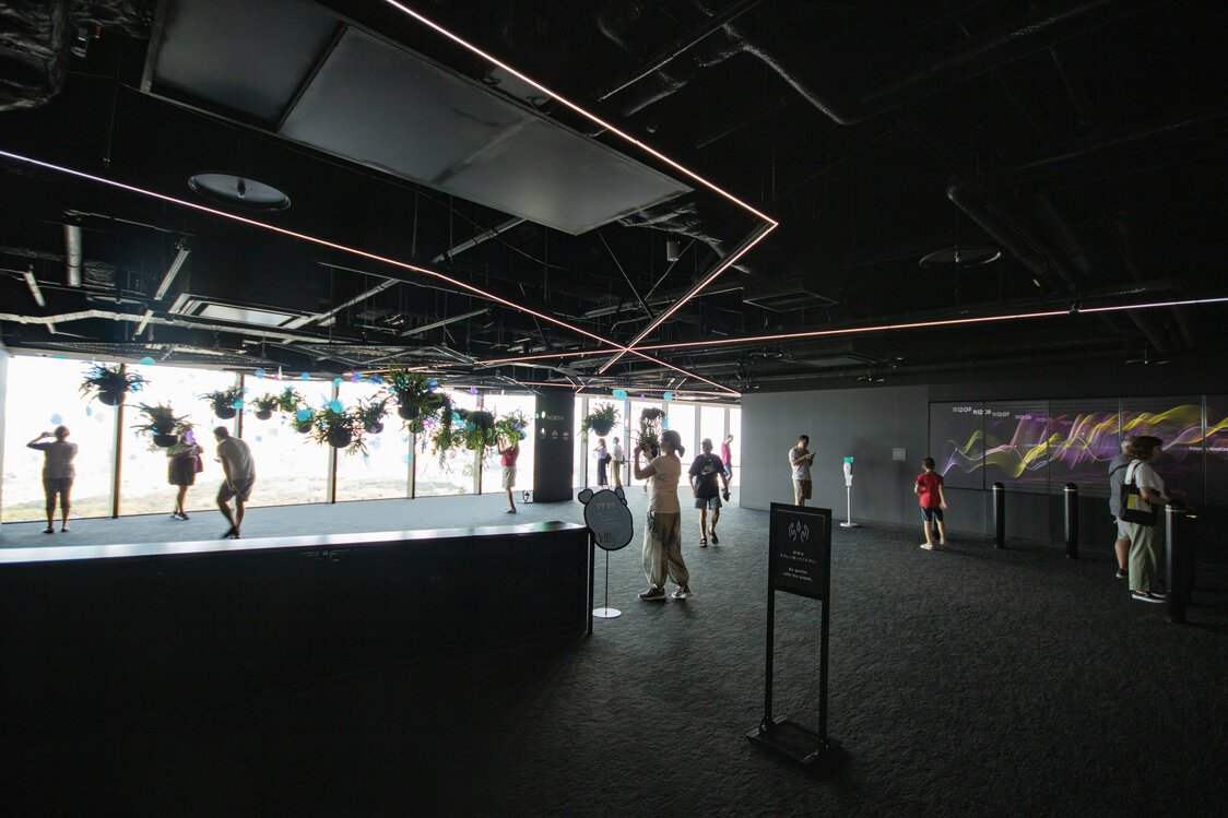 通过影像展示时间流逝的“TIME RIVER”（图片右侧）是46层观景走廊的起点